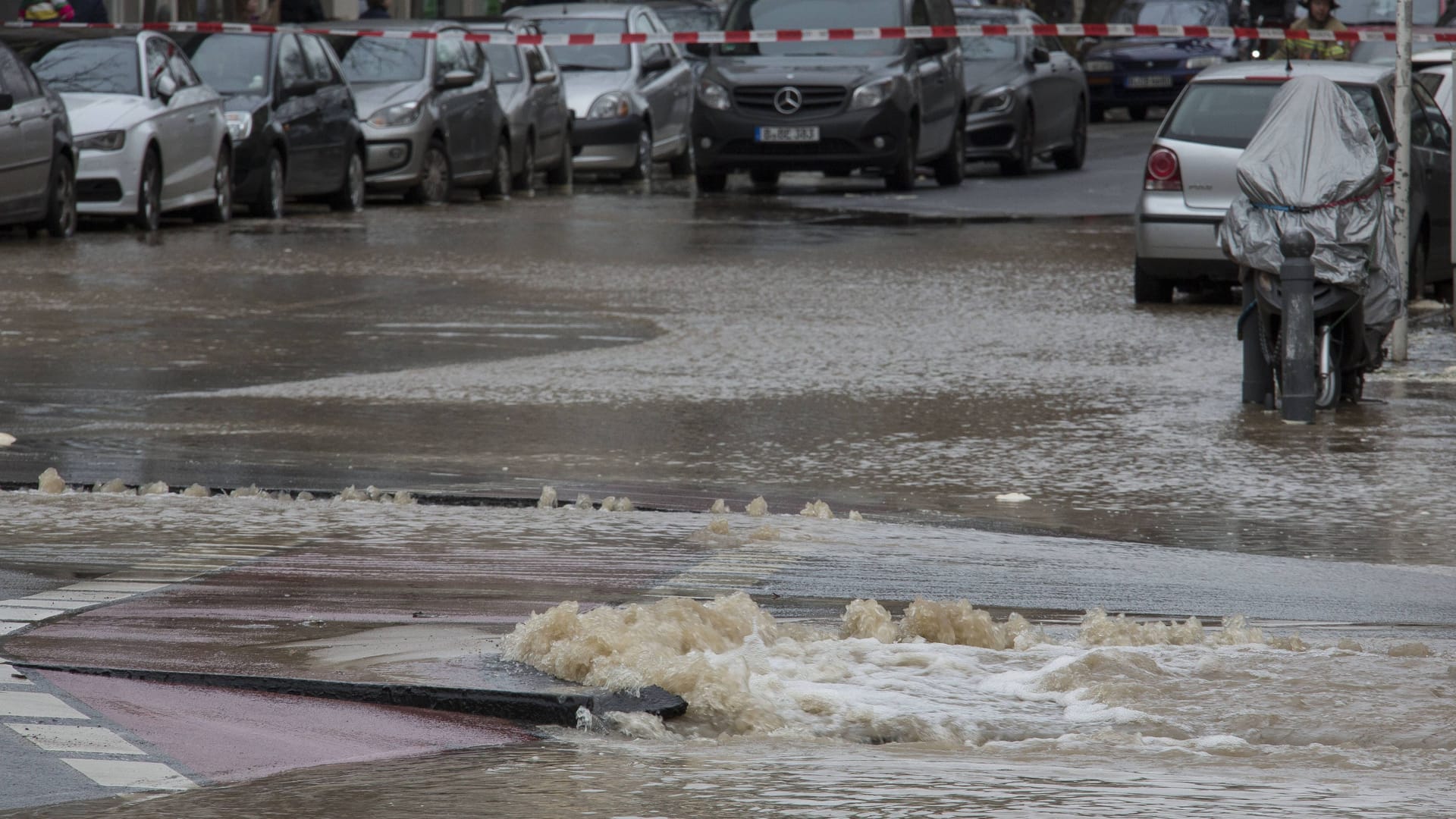 Ein Wasserrohrbruch in Berlin (Symbolbild): Nach einem Wasserrohrbruch in Wedding am Montagabend wird es wohl längere Einschränkungen geben. Ein Wasserrohrbruch in Berlin (Symbolbild): Nach einem Wasserrohrbruch in Wedding am Montagabend wird es wohl längere Einschränkungen geben.