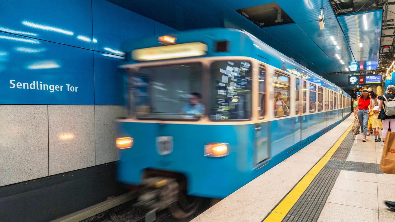 Eine einfahrende U-Bahn am U-Bahnhof Sendlinger Tor: Auf dieser Linie wird der Takt auf alle 5 Minuten am Samstag und Sonntag erhöht (Archivbild).