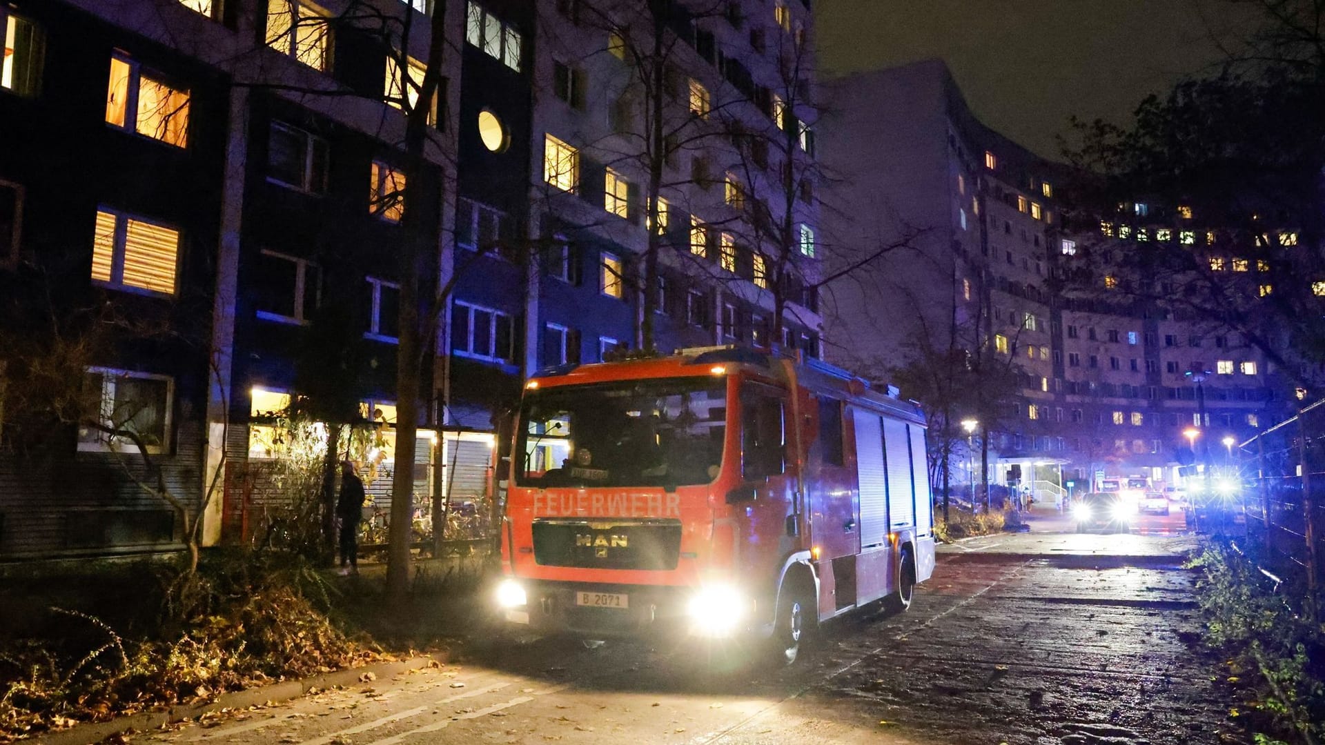 Feuerwehr muss Menschen aus Hochhaus retten