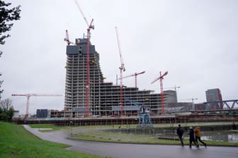 Blick auf die Baustelle des Elbtowers an den Elbbrücken im Hamburger Hafen: Der Wolkenkratzer soll das dritthöchste Hochhaus Deutschlands werden.