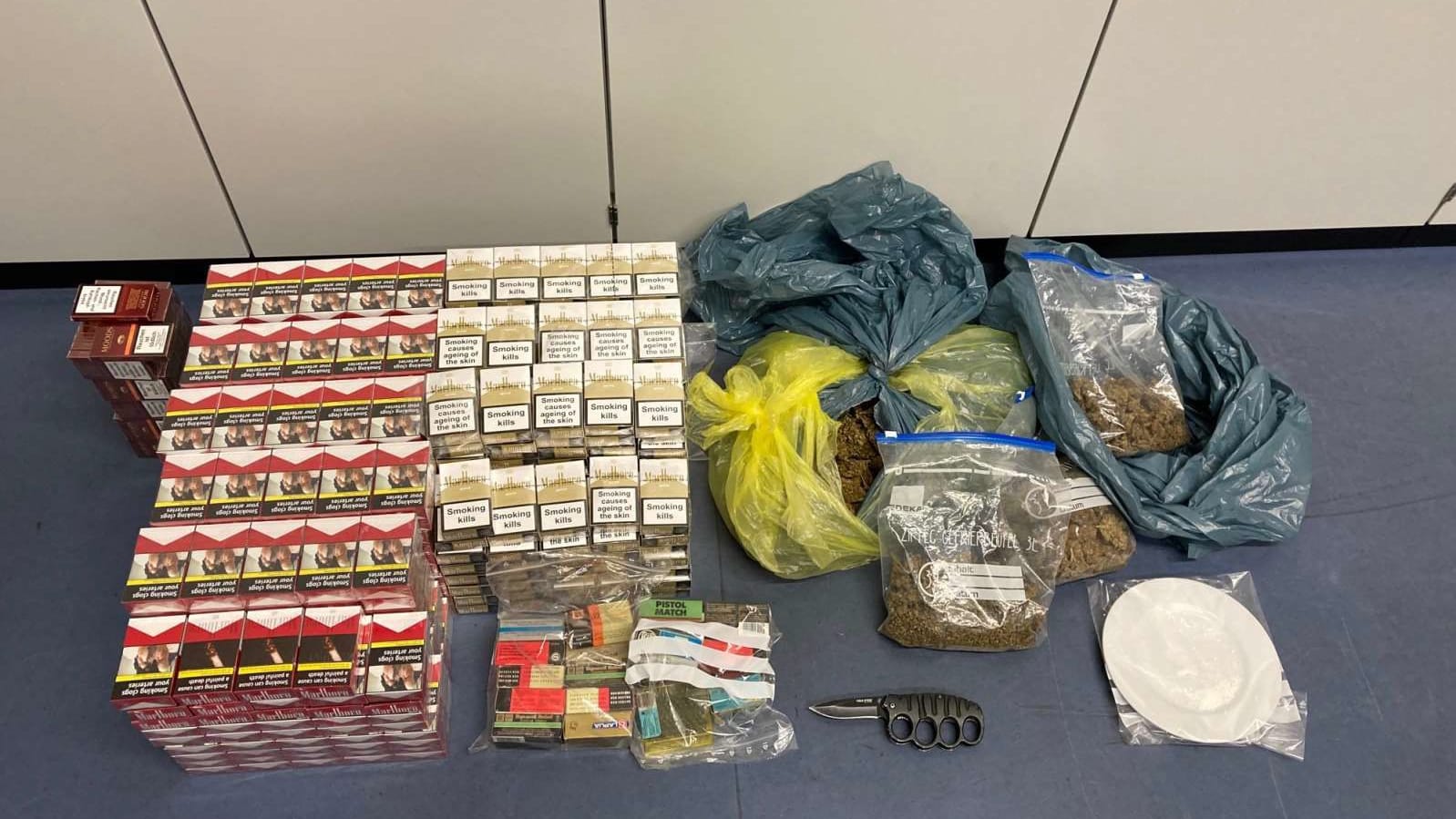 In einem Hotel- und Gastronomiebetrieb in Essen haben Polizei und Ordnungsamt Betäubungsmittel, scharfe Munition und unversteuerten Tabakerzeugnissen gefunden. In einem Hotel- und Gastronomiebetrieb in Essen haben Polizei und Ordnungsamt Betäubungsmittel, scharfe Munition und unversteuerten Tabakerzeugnissen gefunden.