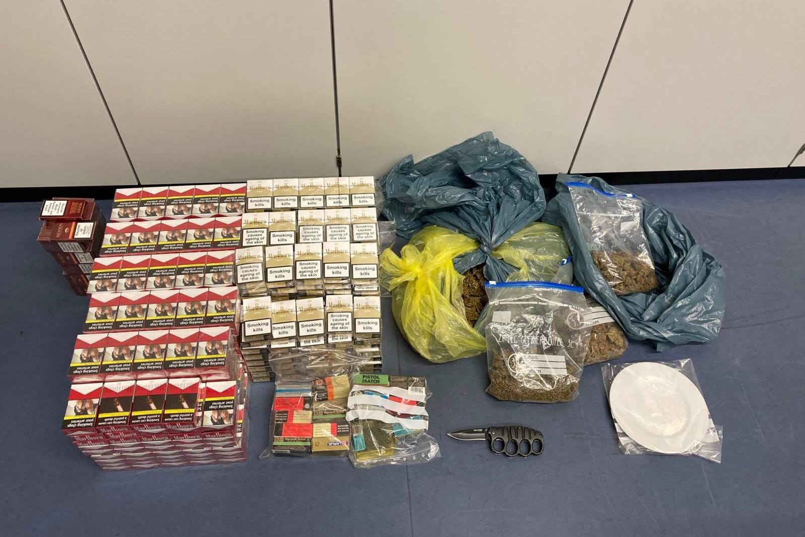 In einem Hotel- und Gastronomiebetrieb in Essen haben Polizei und Ordnungsamt Betäubungsmittel, scharfe Munition und unversteuerten Tabakerzeugnissen gefunden.