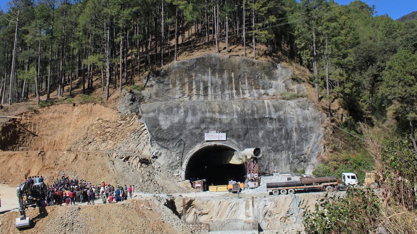 Menschen beobachten Rettungs- und Hilfsmaßnahmen des eingestürzten Tunnels (Archivbild): Die eingeschlossenen Bergleute litten unter Raumangst.
