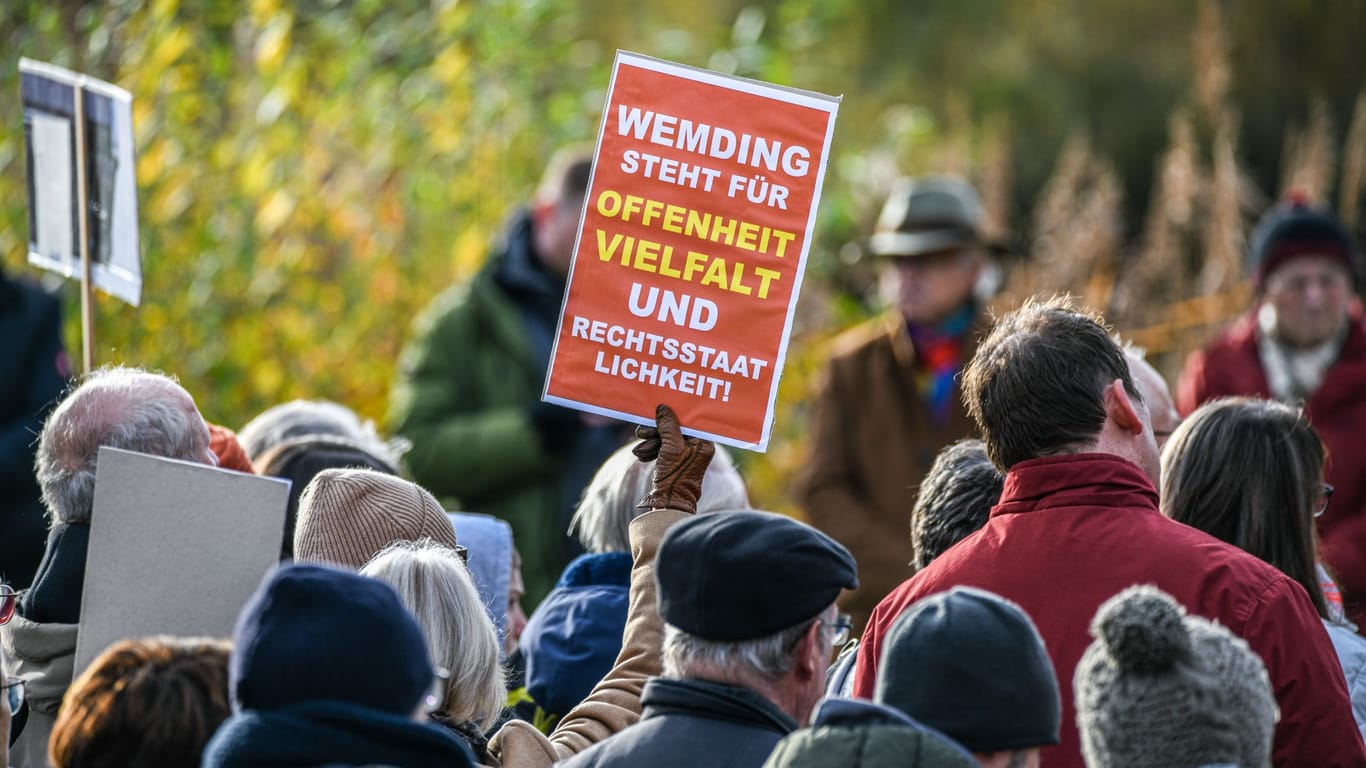 Protest in Wemding in Bayern: Die Gemeinde hatte aufgerufen, gegen "Reichsbürger" und für Demokratie und Rechtsstaat zu demonstrieren.