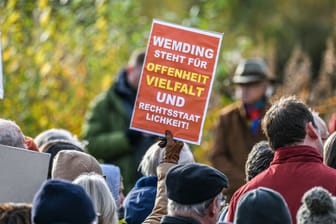 Protest in Wemding in Bayern: Die Gemeinde hatte aufgerufen, gegen "Reichsbürger" und für Demokratie und Rechtsstaat zu demonstrieren.