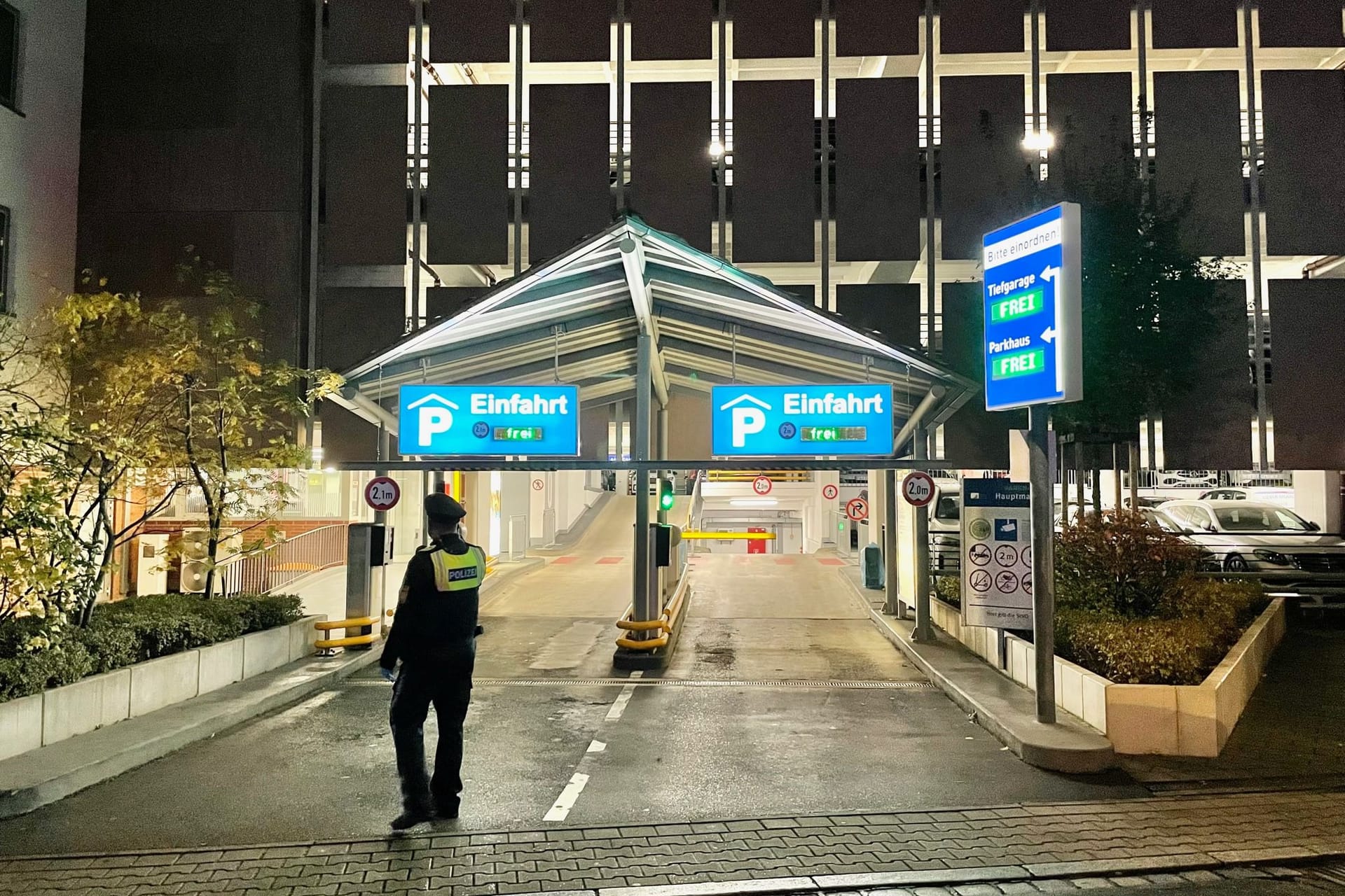 Einsatzkräfte am Abend vor dem abgesperrten Parkhaus: Die Fahndung nach dem Täter läuft mit Hochdruck.