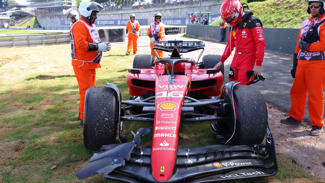 Charles Leclerc neben seinem ramponierten Ferrari: Für ihn war das Rennen in Brasilien beendet, bevor es angefangen hatte.