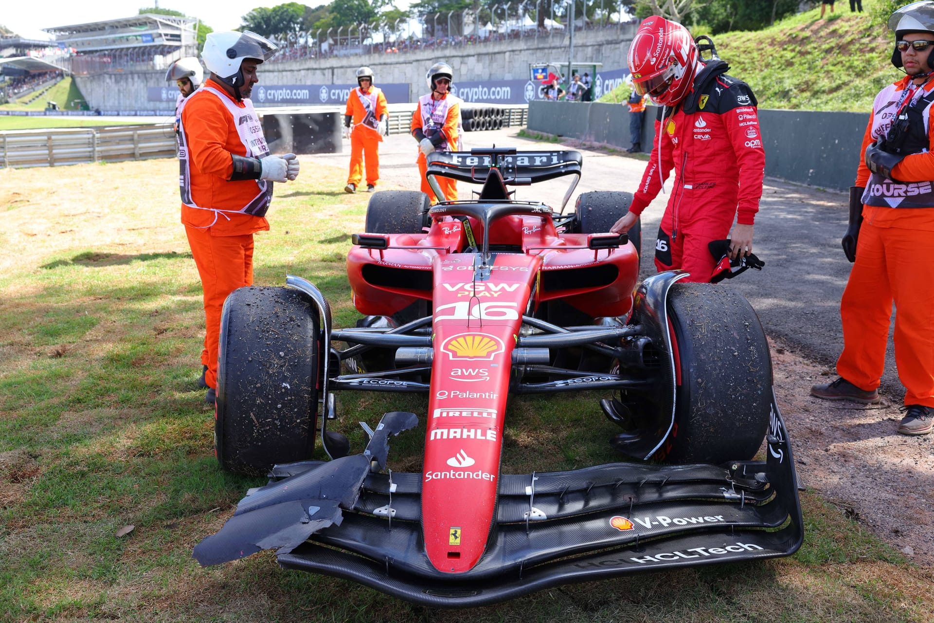 Charles Leclerc neben seinem ramponierten Ferrari: Für ihn war das Rennen in Brasilien beendet, bevor es angefangen hatte.