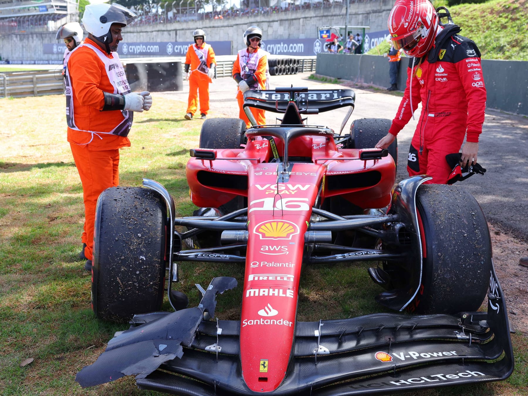 Formel 1 Ferrari-Pilot Charles Leclerc wütet nach kuriosem Crash