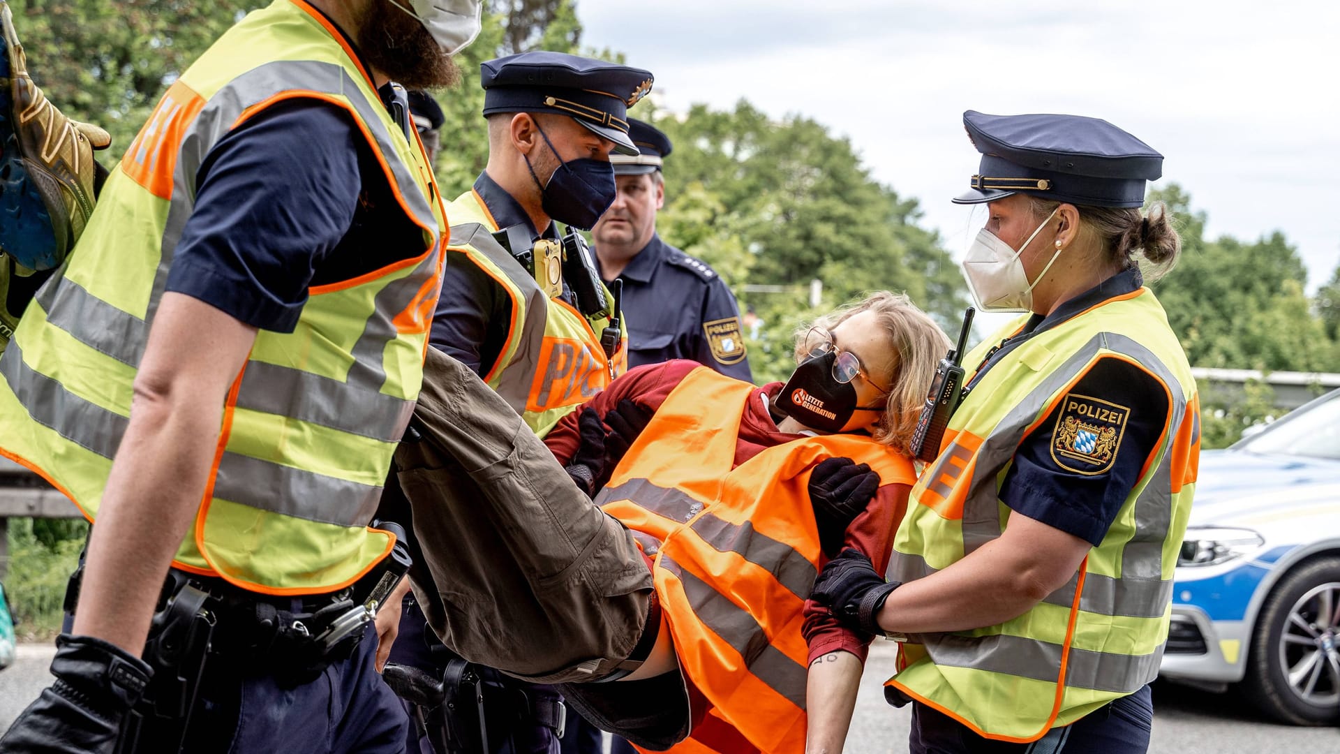 Straßenblockade der letzten Generation bei München (Archivbild): In Bayern überwachte die Polizei die Telefone der Aktivisten. Dabei wurden auch Journalisten abgehört.