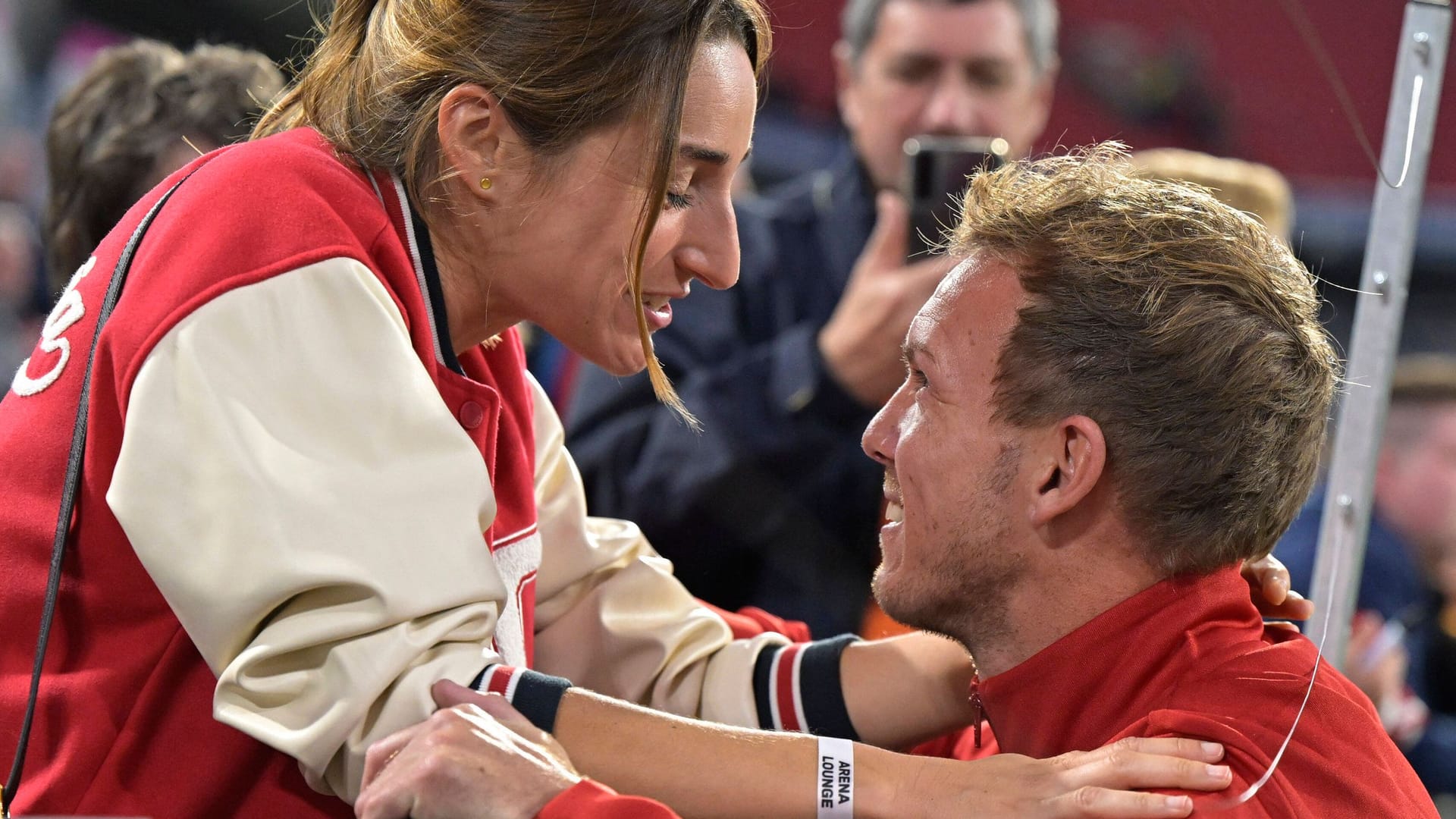 Damals noch in den Bayern-Farben (Archivfoto): Bundestrainer Julian Nagelsmann und Freundin Lena Wurzenberger träumen vom Villen-Glück am Tegernsee.