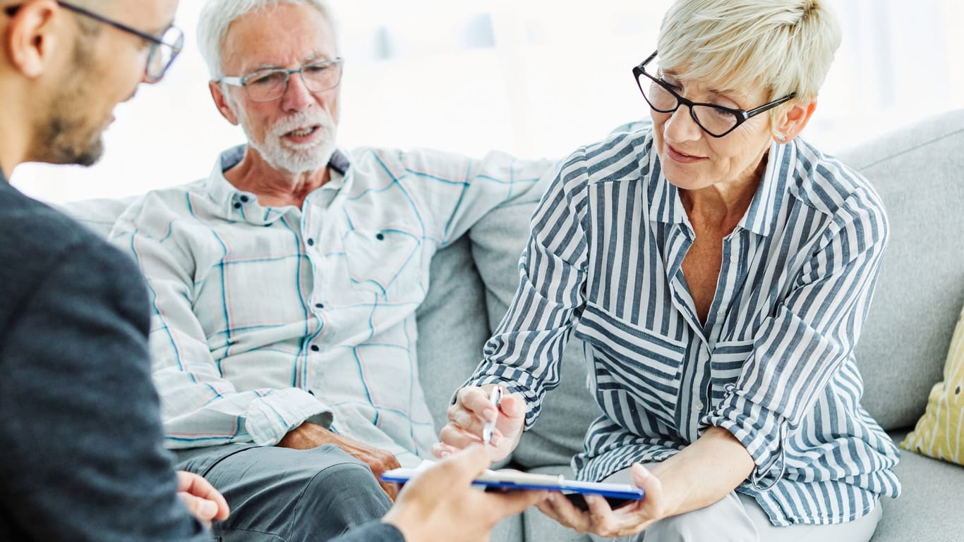 Ältere Frau unterschreibt ein Dokument (Symbolbild): Experten raten, eine fondsgebundene Rentenversicherung nicht zu kündigen.