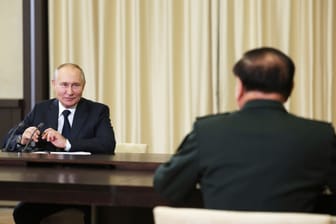 Wladimir Putin trifft Zhang Youxia