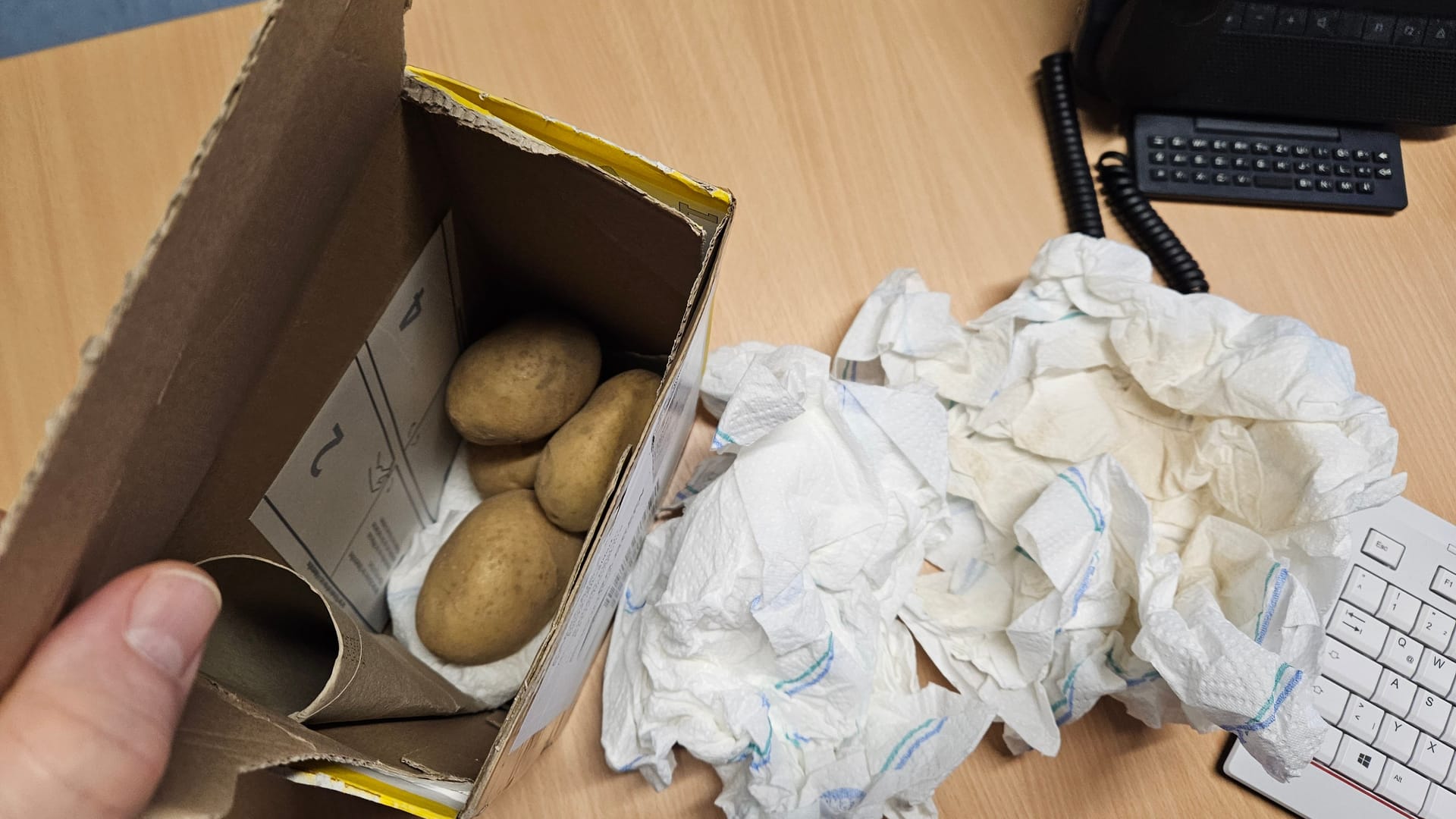 Die Sendung: Statt eines Goldbarrens waren in dem Paket vier Kartoffeln und Papier.