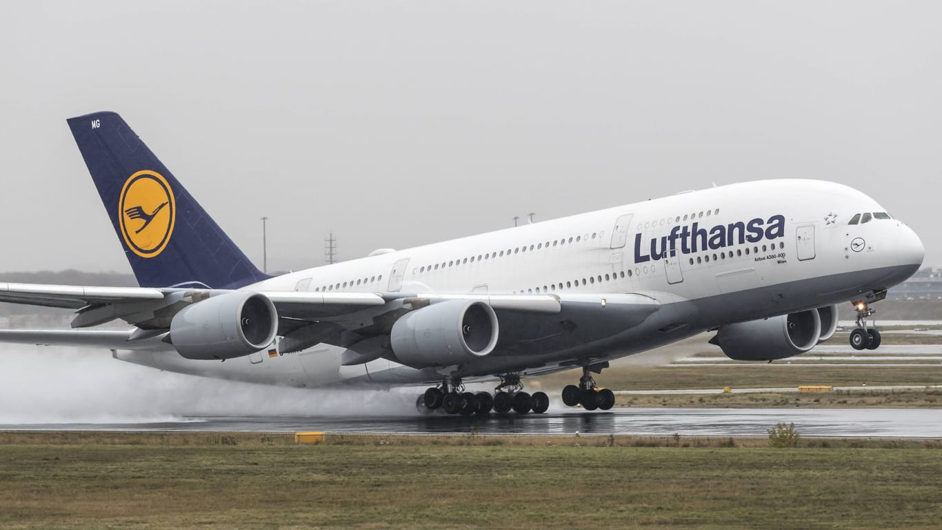 Lufthansa A380 (Symbolbild): Eine solche Maschine musste einen ungeplanten Zwischenstopp einlegen.