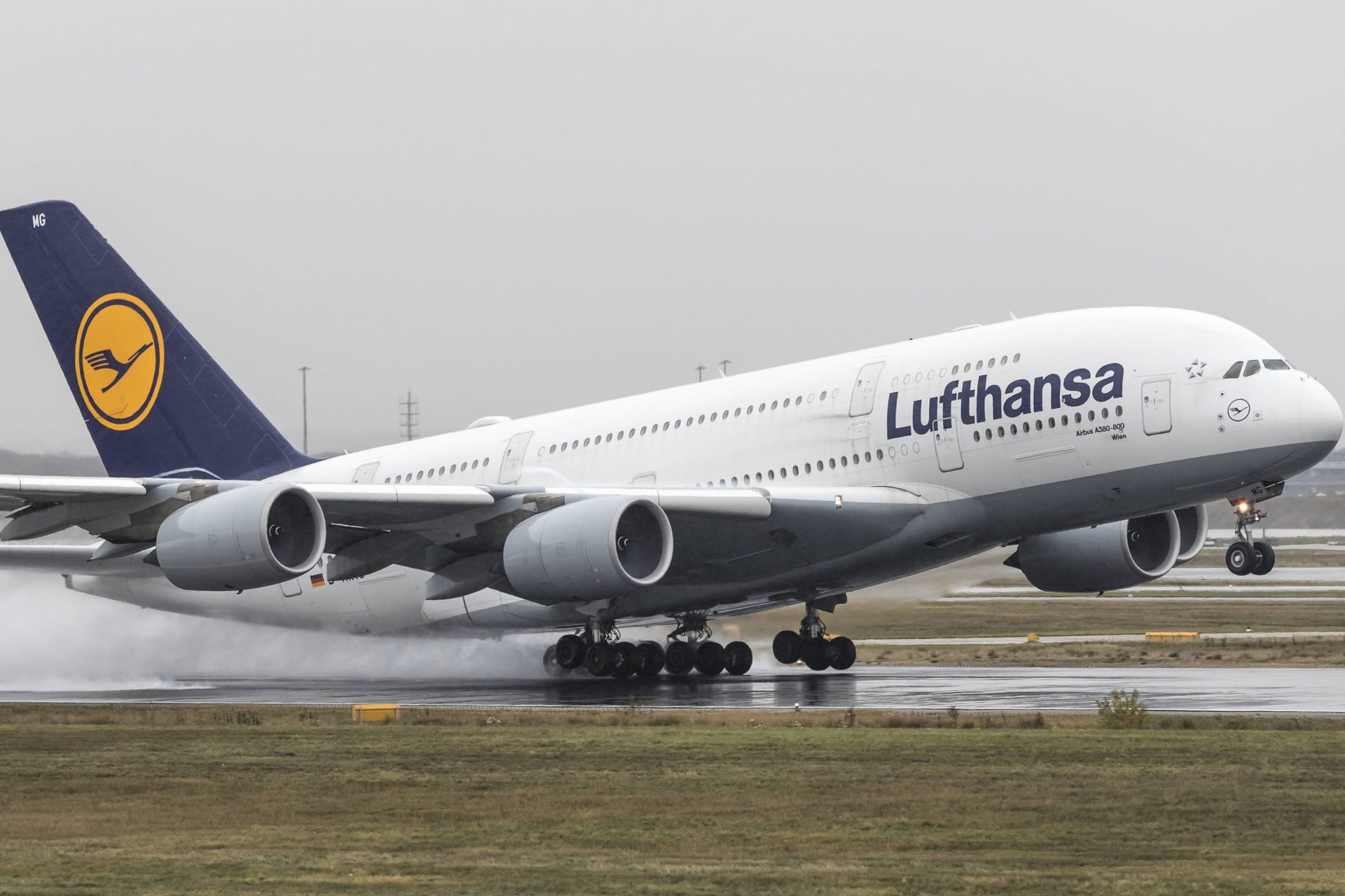 Lufthansa A380 (Symbolbild): Eine solche Maschine musste einen ungeplanten Zwischenstopp einlegen.