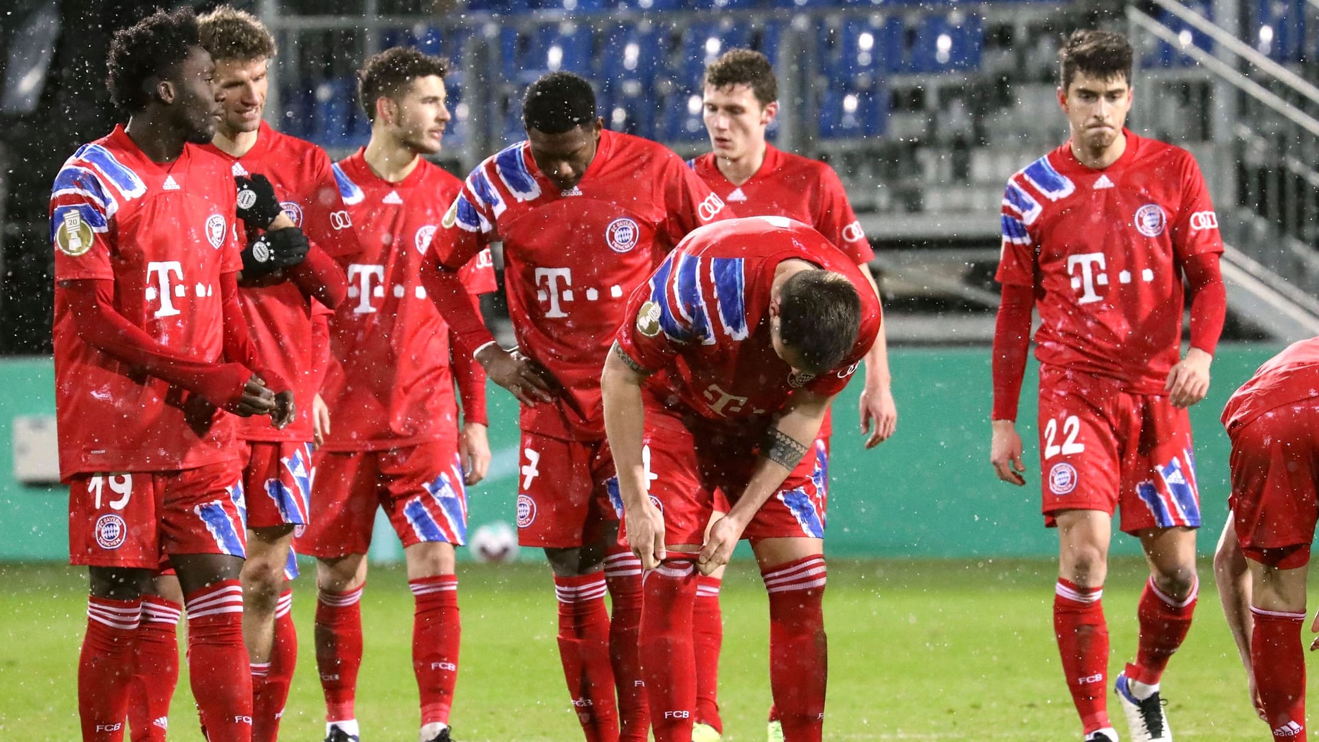 Aus im Unwetter von Kiel: 2020 scheidet der Rekordmeister sensationell im Holstein-Stadion aus.