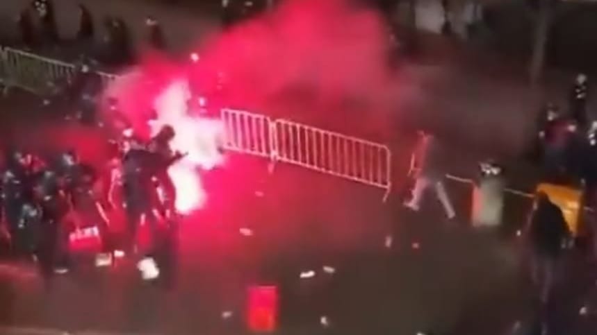 Die Polizei wird mit Pyrotechnik und Zäunen attackiert.