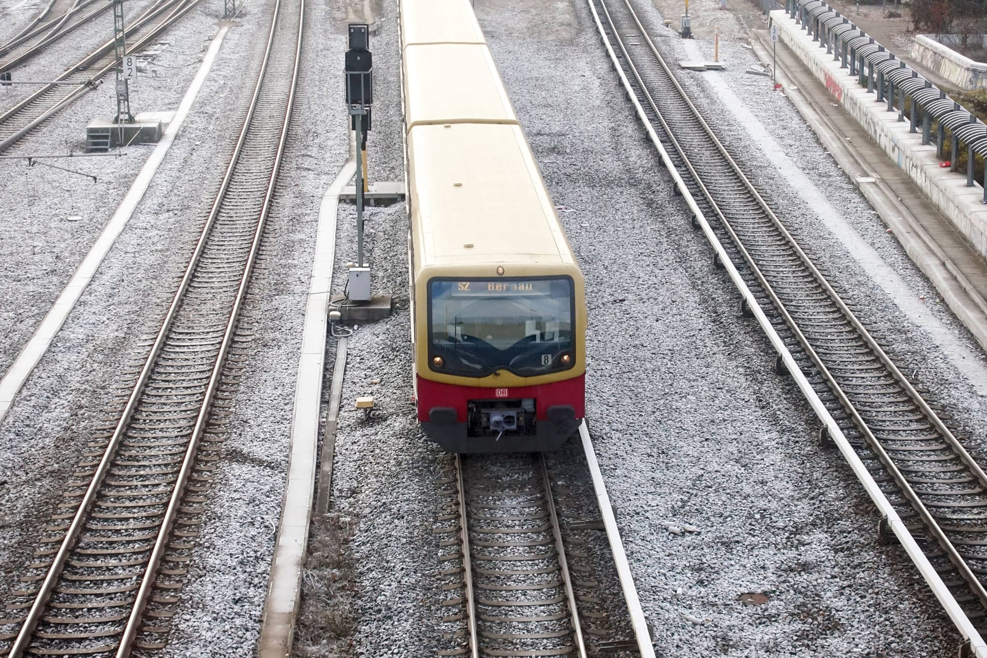 S-Bahn fährt durchs kalte Berlin (Symbolfoto): Der Hauptstadt stehen kalte Tage bevor.