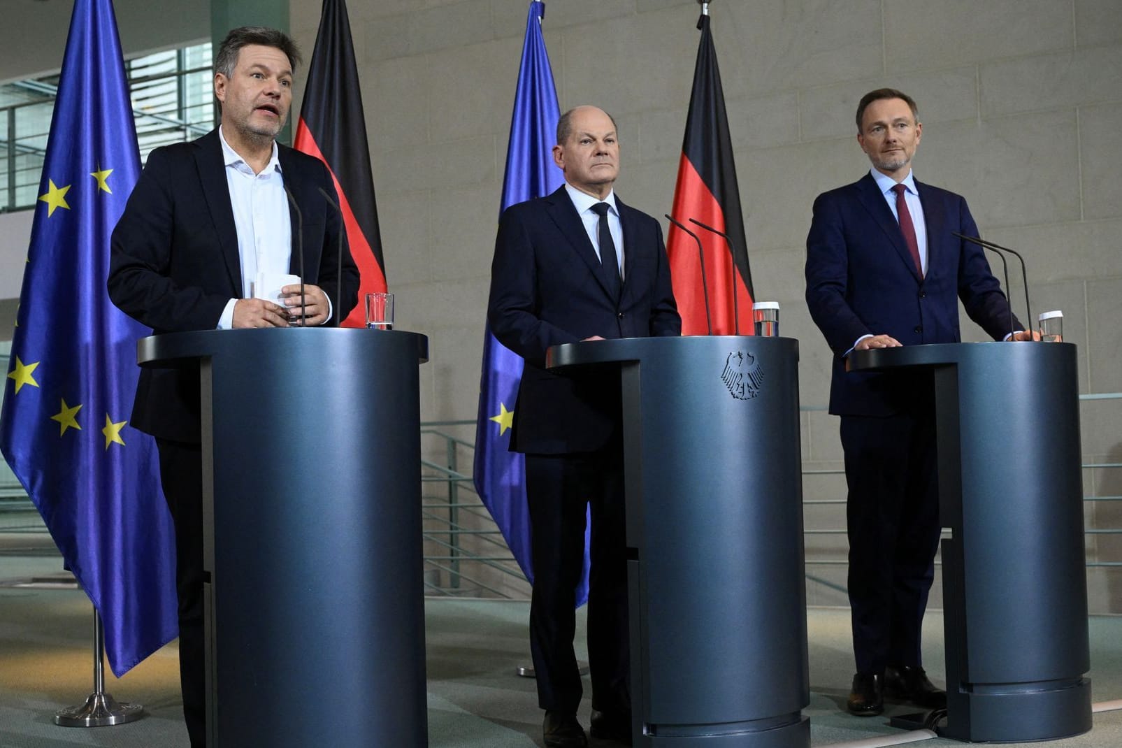 Wirtschaftsminister Habeck, Kanzler Scholz, Finanzminister Lindner bei ihrem Statement am Mittwoch: "Urteil genau beobachten"