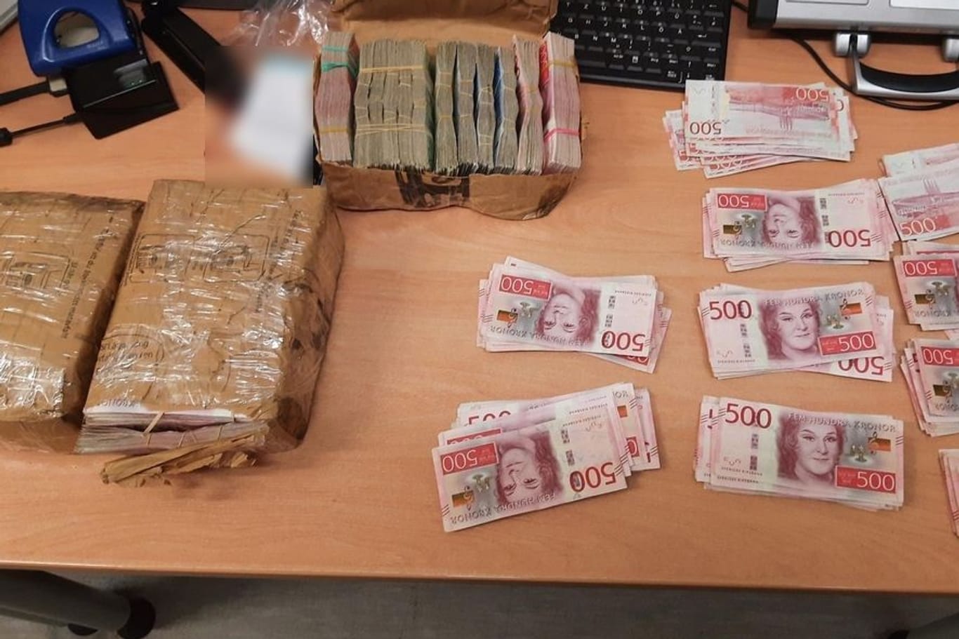 Banknoten im Wert von 2,5 Millionen Euro stellten Beamte der Bundespolizeiinspektion Flensburg sicher. Die Herkunft des Geldes ist noch unklar.