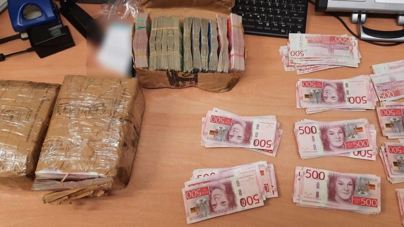 Banknoten im Wert von 2,5 Millionen Euro stellten Beamte der Bundespolizeiinspektion Flensburg sicher. Die Herkunft des Geldes ist noch unklar.