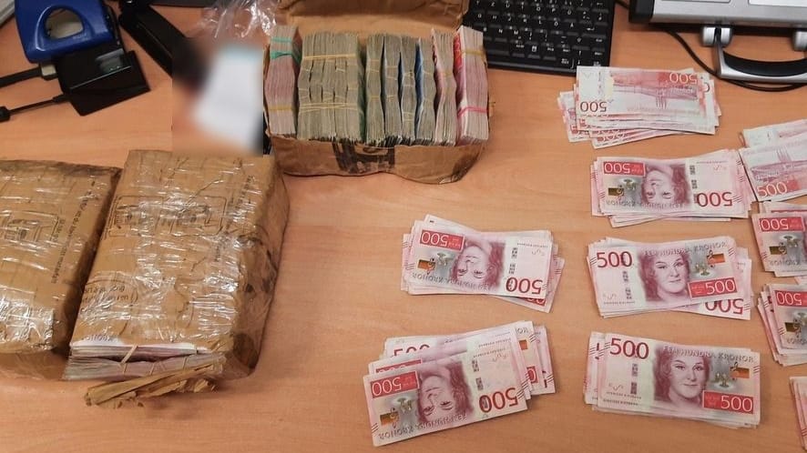 Banknoten im Wert von 2,5 Millionen Euro stellten Beamte der Bundespolizeiinspektion Flensburg sicher. Die Herkunft des Geldes ist noch unklar. Banknoten im Wert von 2,5 Millionen Euro stellten Beamte der Bundespolizeiinspektion Flensburg sicher. Die Herkunft des Geldes ist noch unklar.