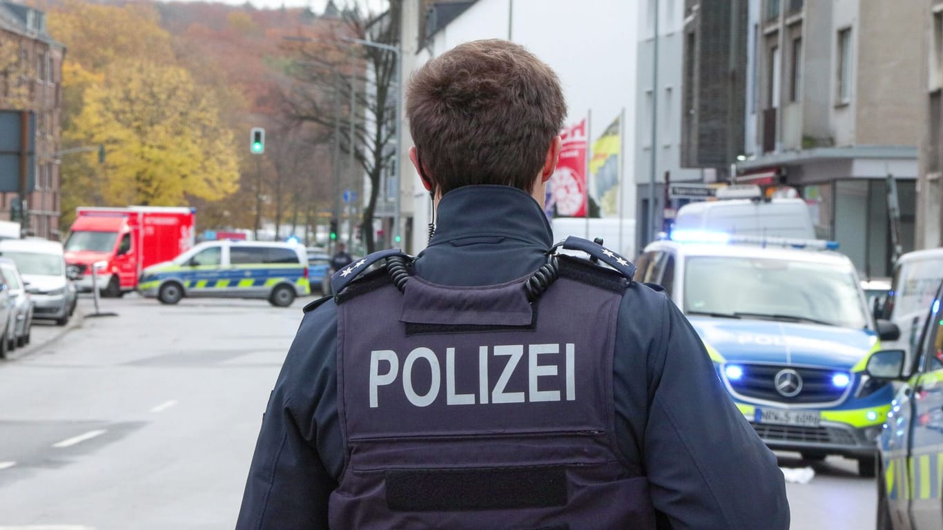 Polizeieinsatz in Düsseldorf: In einer Wohnung eines Mehrfamilienhauses ist am Sonntag eine Person getötet worden.