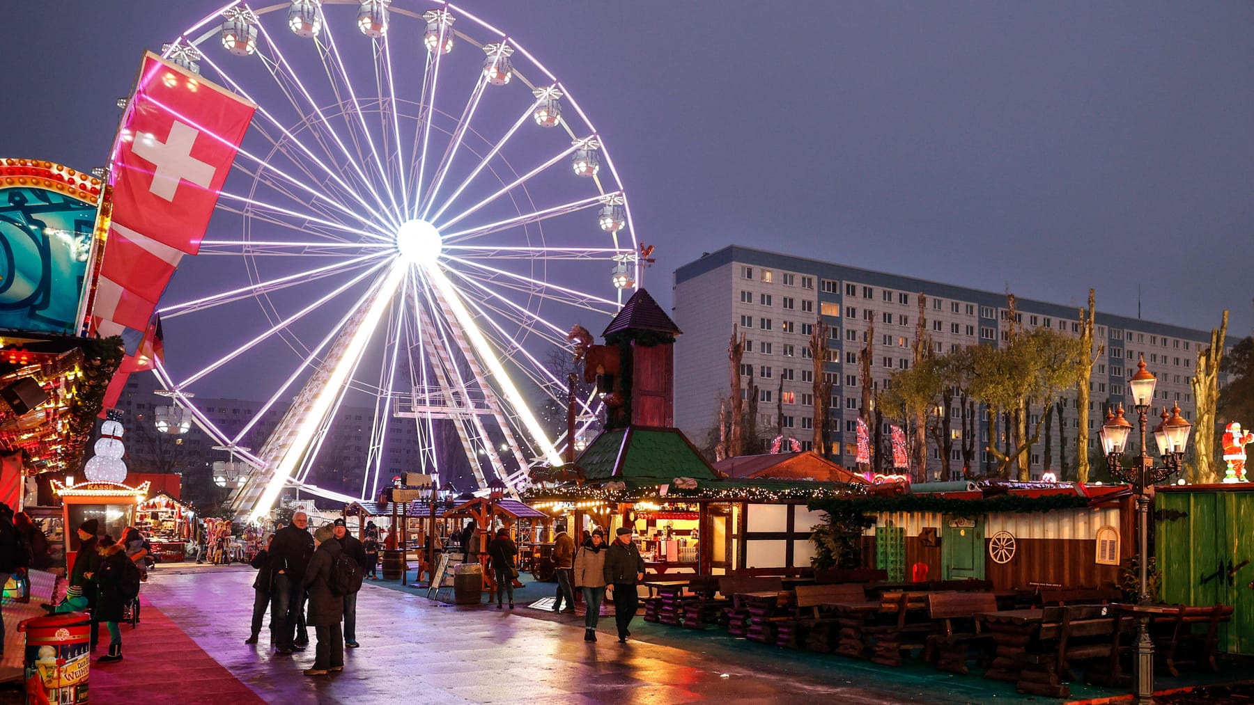 Weihnachtsmarkt in Berlin "Winterzauber" in Lichtenberg hat schon