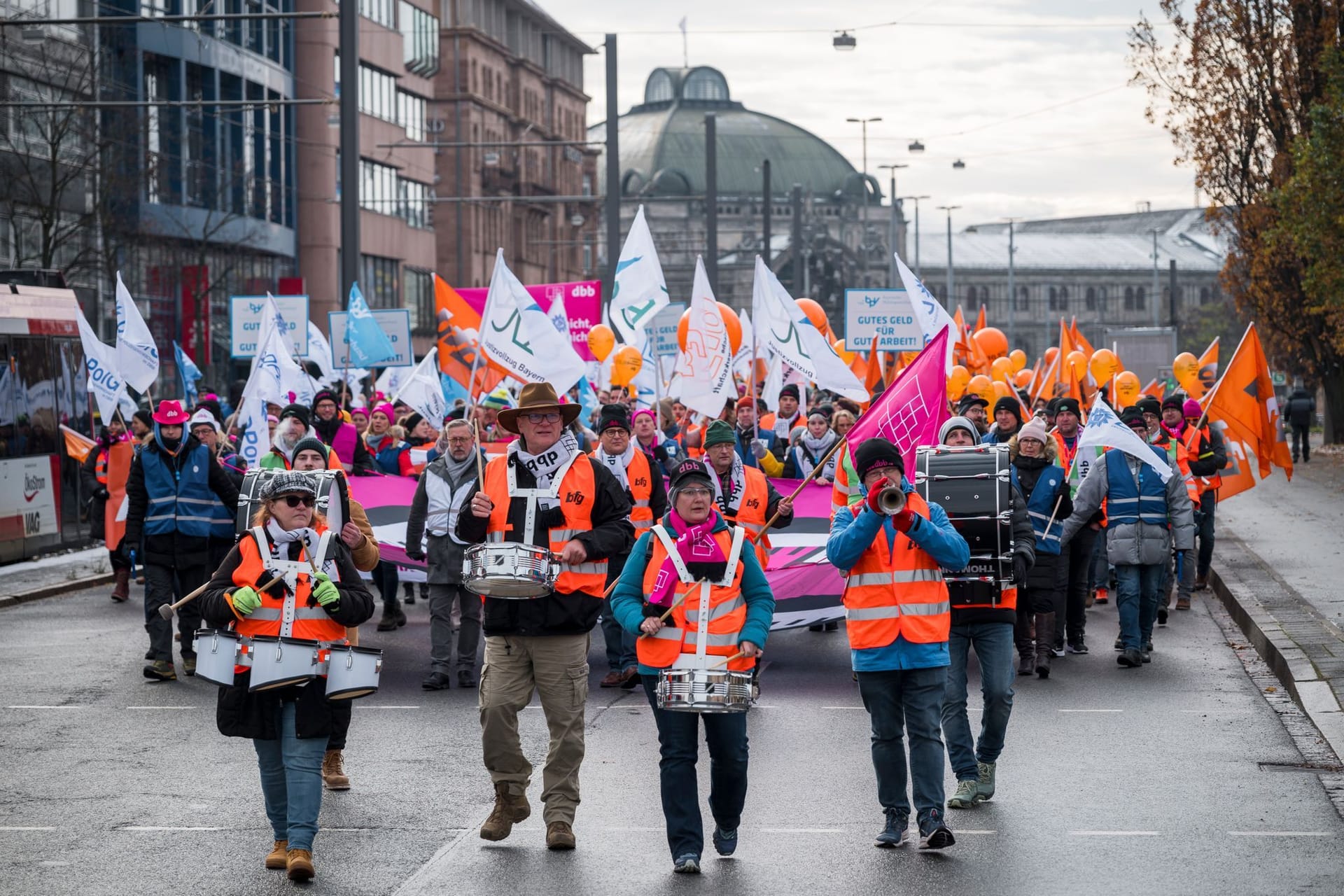 Streik in Nürnberg: der Demonstrationszug am Mittwochvormittag vor dem Hauptbahnhof.
