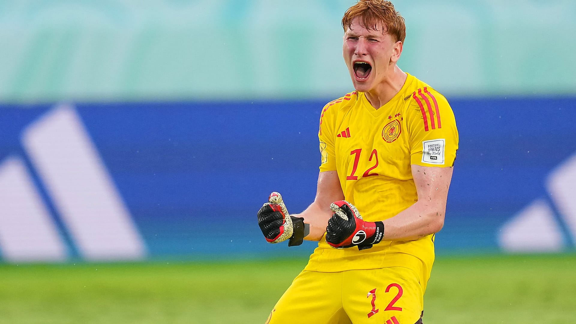 DFB-Torwart Konstantin Heide bejubelt einen Treffer.