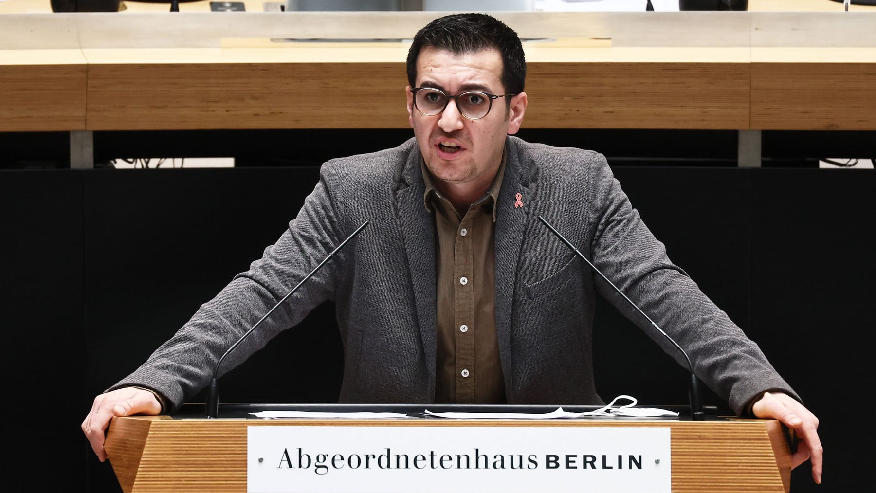 Berlin Grünes WahlkreisBüro von Jian Omar mit Kot beschmiert