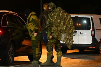 Spezialeinheiten der Polizisten am Hamburger Flughafen: Der Einsatz dauert seit Stunden an.