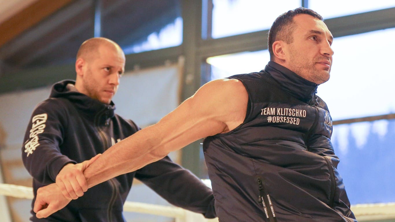 Bild aus Zeiten vor dem Ukraine-Krieg (Archivfoto): Der Düsseldorfer Physiotherapeut Aldo Vetere bereitet Wladimir Klitschko auf einen Kampf vor.