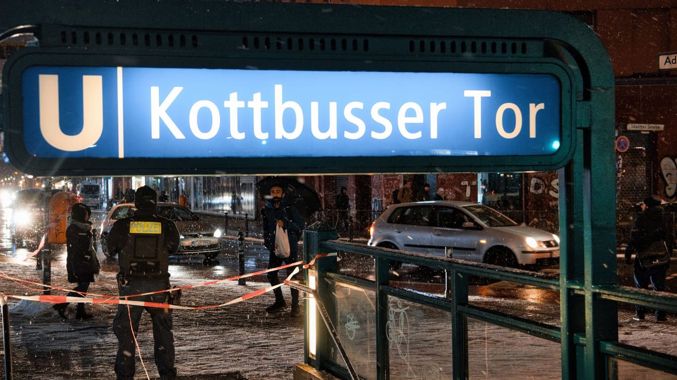 Der U-Bahnhof Kottbusser Tor: Eine Person kam nach dem Vorfall zur Behandlung in ein Krankenhaus.