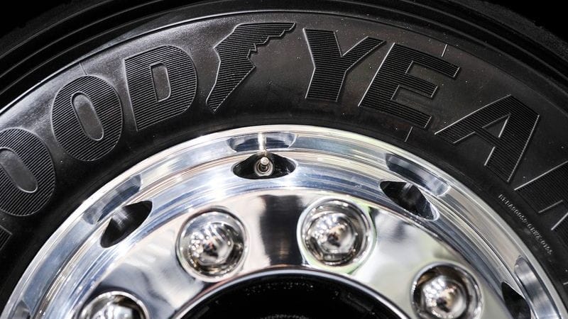 Der Schriftzug «Goodyear» steht auf einem Lkw-Reifen