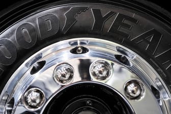 Der Schriftzug «Goodyear» steht auf einem Lkw-Reifen
