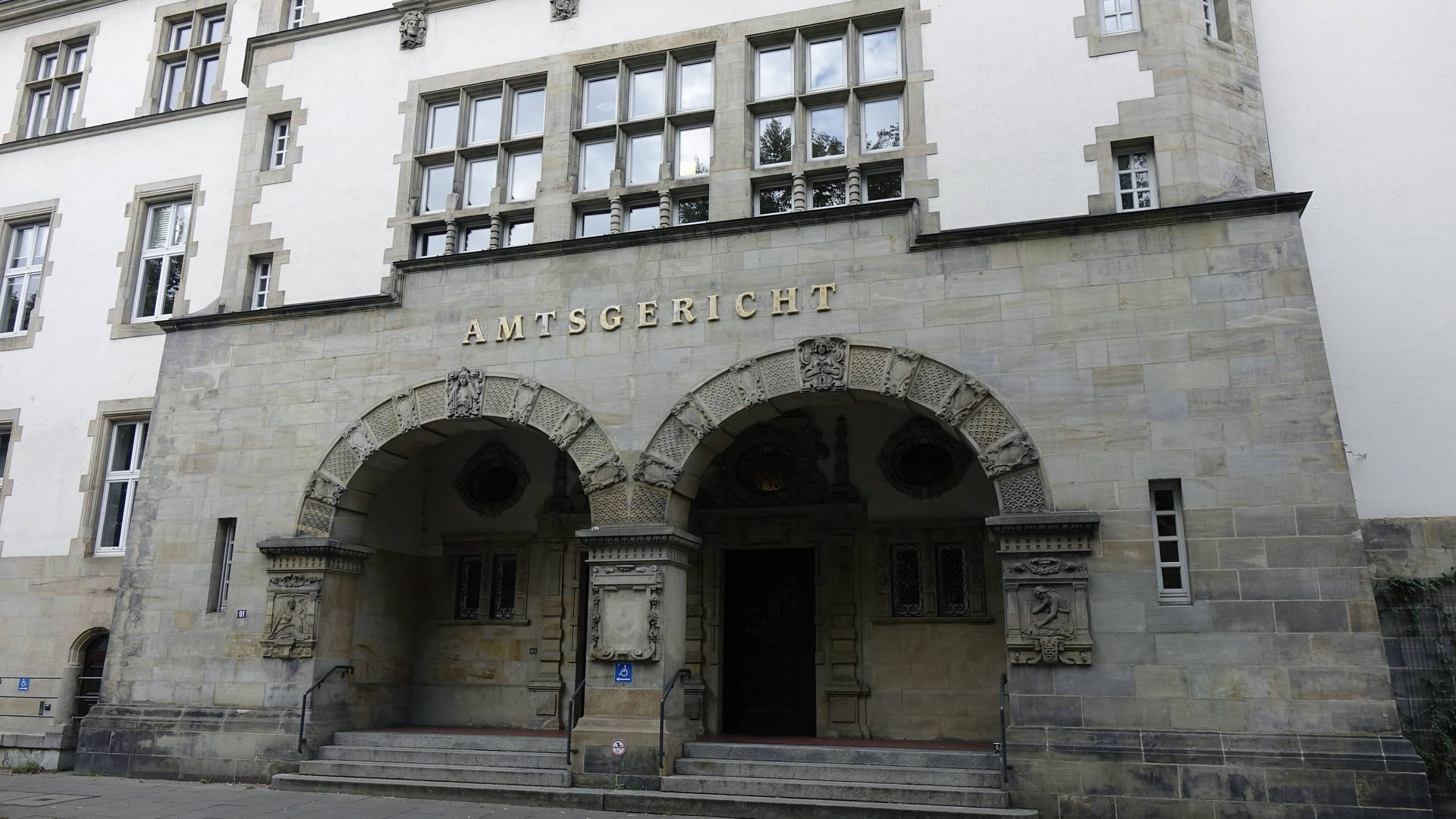 Amtsgericht in Hamburg-Altona (Archivfoto): Hier steht ein Mann wegen Zwangsprostitution vor Gericht. Amtsgericht in Hamburg-Altona (Archivfoto): Hier steht ein Mann wegen Zwangsprostitution vor Gericht.