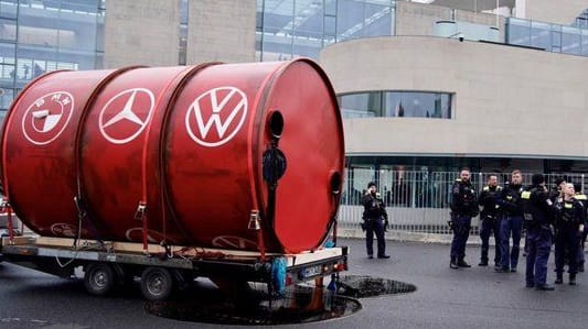 Aktivisten von Greenpeace bei einem Protest vor dem Kanzleramt