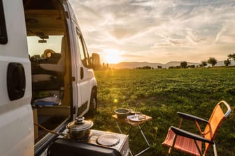 Camper vor idyllischem Ambiente (Symbolbild): Pleite zerstört Träume von hunderten Campern.