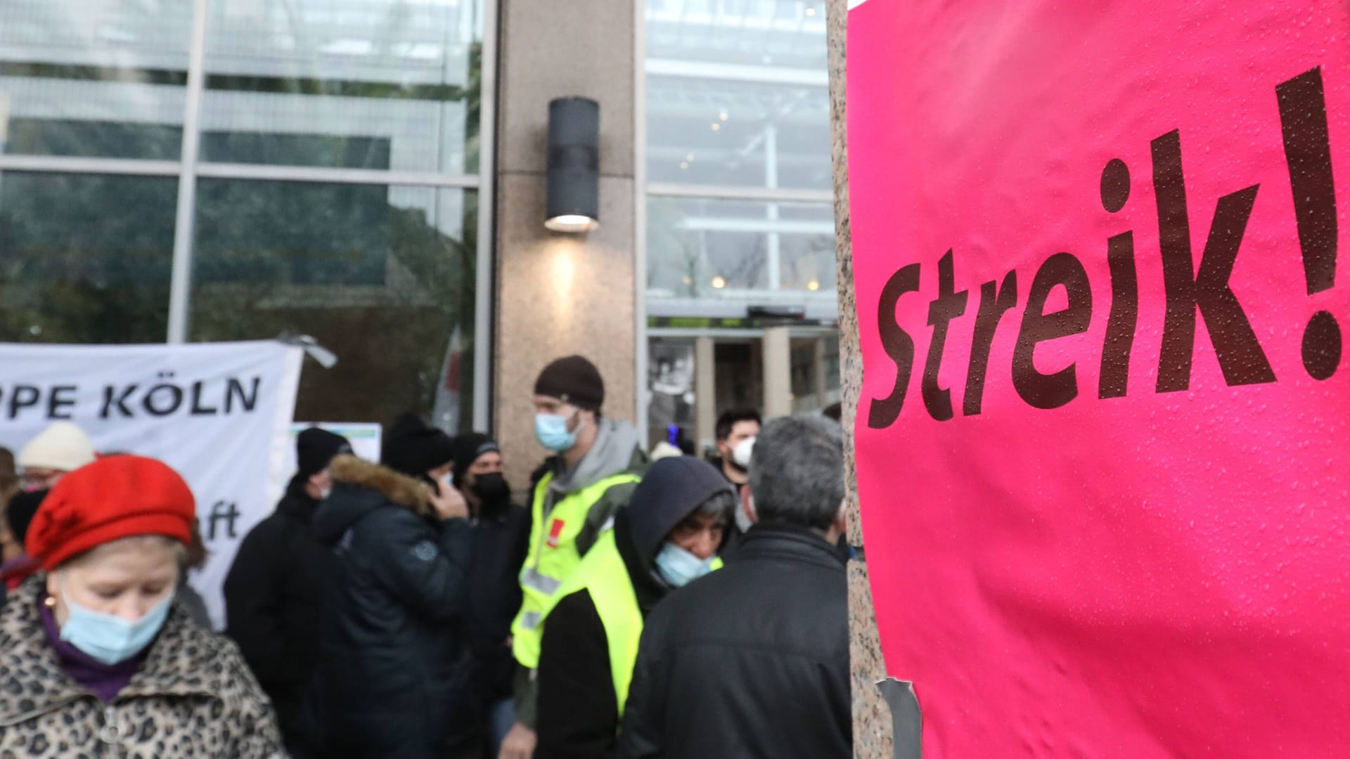 Warnstreik an der Uniklinik in Köln (Archivbild): Zu Beginn des Monats wurde bereits schon mal gestreikt. Warnstreik an der Uniklinik in Köln (Archivbild): Zu Beginn des Monats wurde bereits schon mal gestreikt.