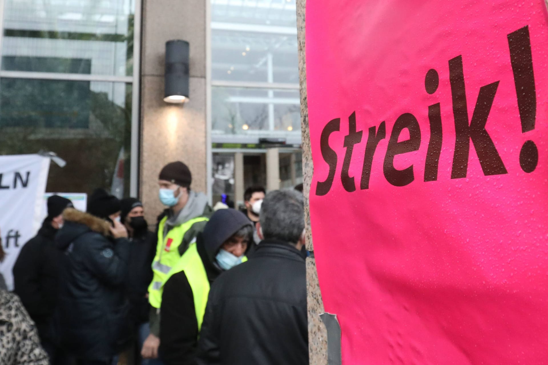 Warnstreik an der Uniklinik in Köln (Archivbild): Zu Beginn des Monats wurde bereits schon mal gestreikt.