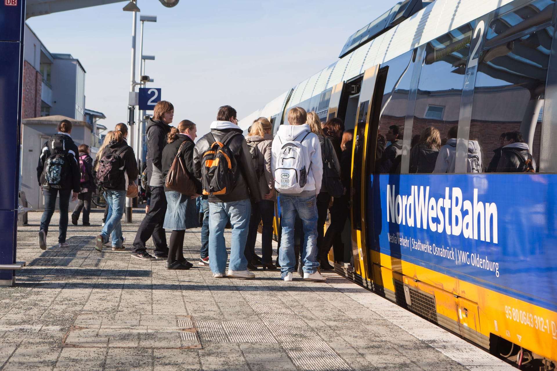 Schüler beim Einstieg in eine Regionalbahn (Symbolbild): Das neue Azubi-Ticket könnte rund 46 Euro kosten.