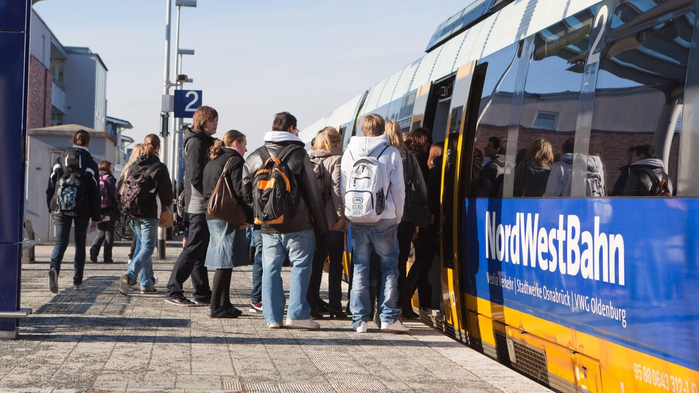 Zahlreiche Passagiere steigen in eine Nordwestbahn ein (Archivfoto): Am Mittwoch und Donnerstag fahren die meisten Bahnen nicht.