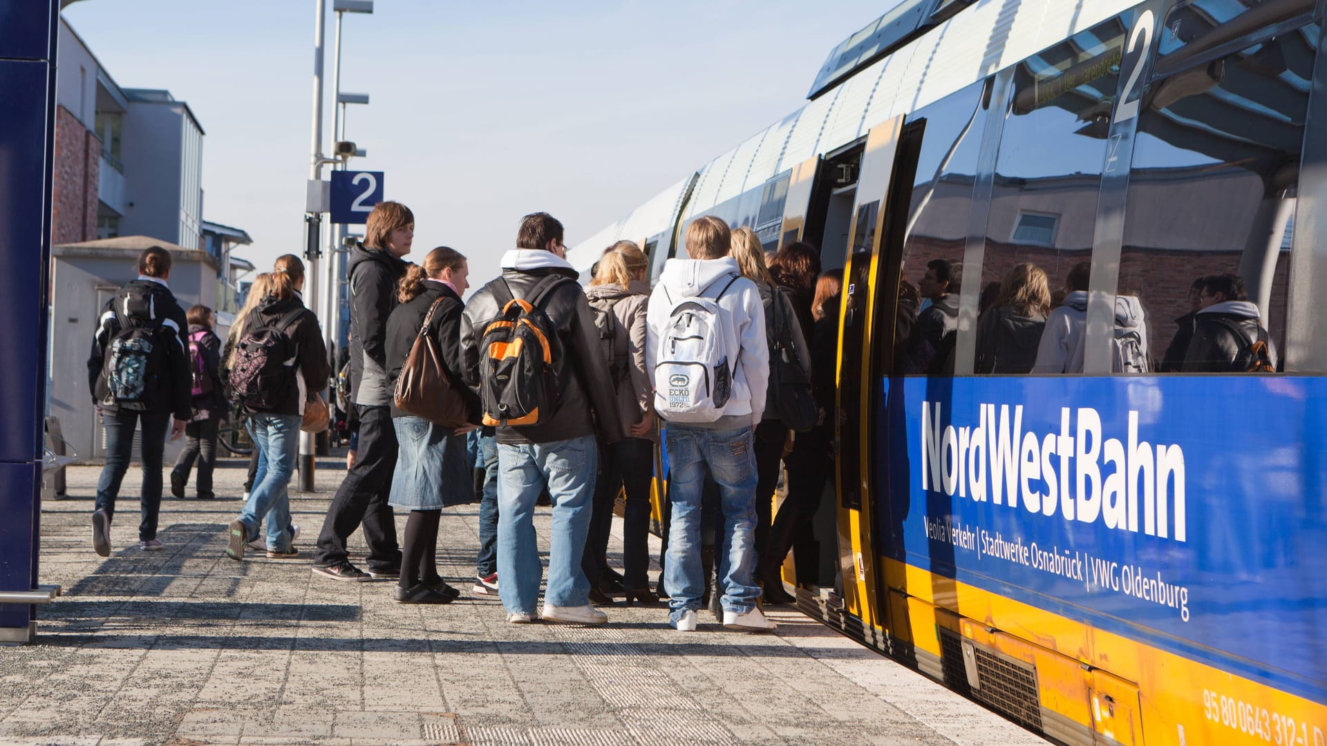 Zahlreiche Passagiere steigen in eine Nordwestbahn ein (Archivfoto): Am Mittwoch und Donnerstag fahren die meisten Bahnen nicht. Zahlreiche Passagiere steigen in eine Nordwestbahn ein (Archivfoto): Am Mittwoch und Donnerstag fahren die meisten Bahnen nicht.