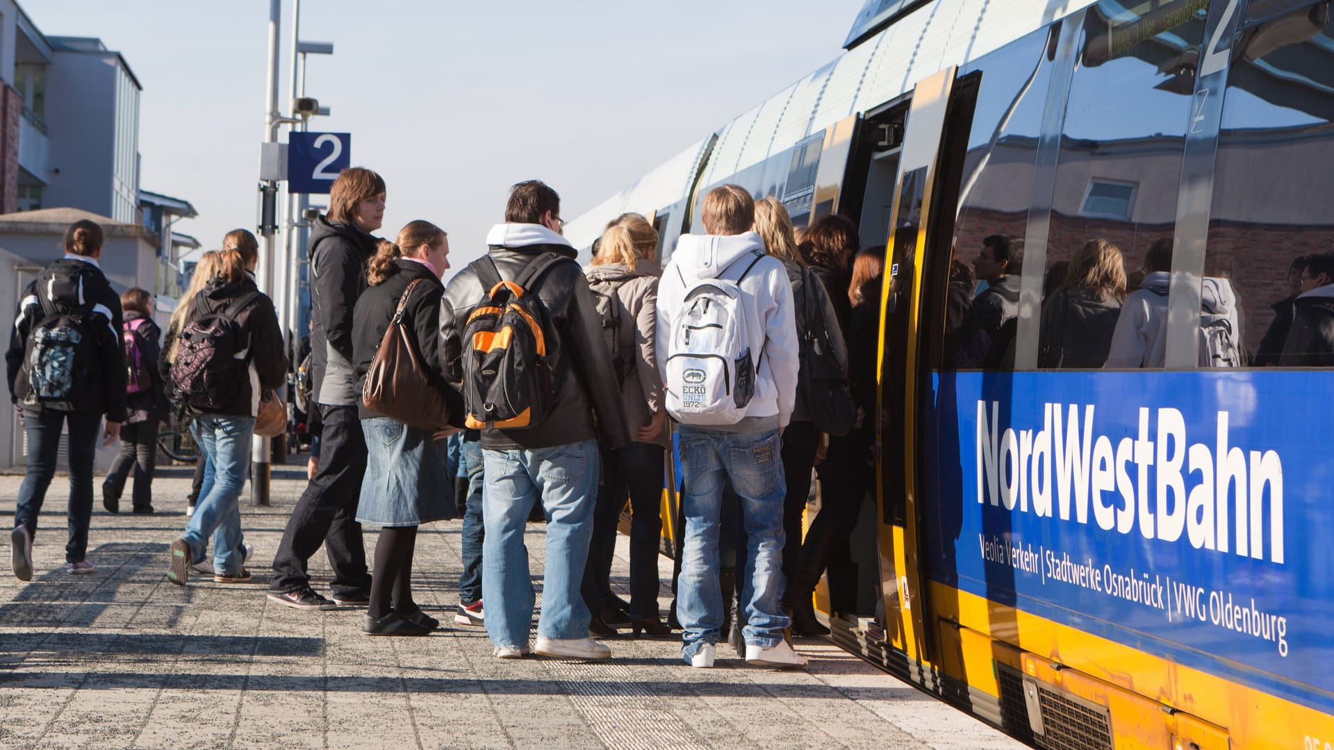 DEU, Deutschland, Warendorf: Schüler beim Einstieg in eine Regionalbahn der Nordwestbahn im Bahnhof Warendorf