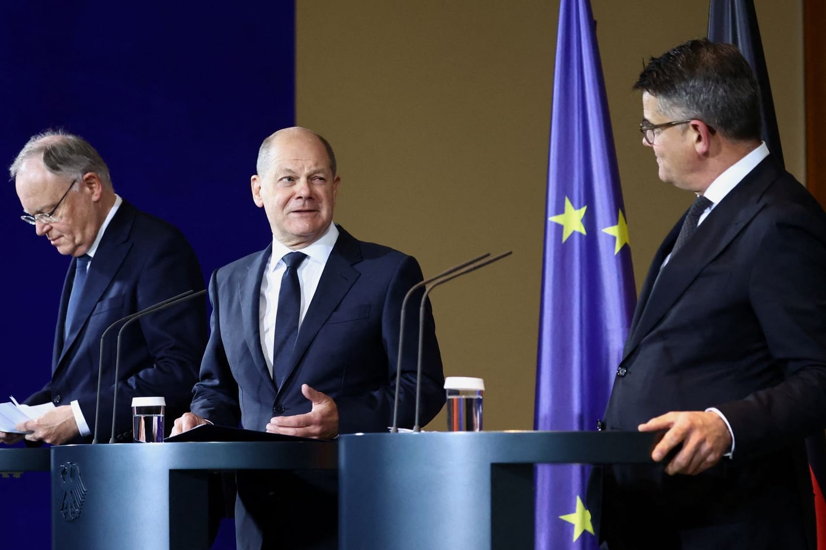 Niedersächsicher Ministerpräsident Stephan Weil, Bundeskazler Olaf Scholz und Hessens Ministerpräsident Boris Rhein: Bund und Länder sind sich einig, schneller zu planen, zu genehmigen und zu bauen.