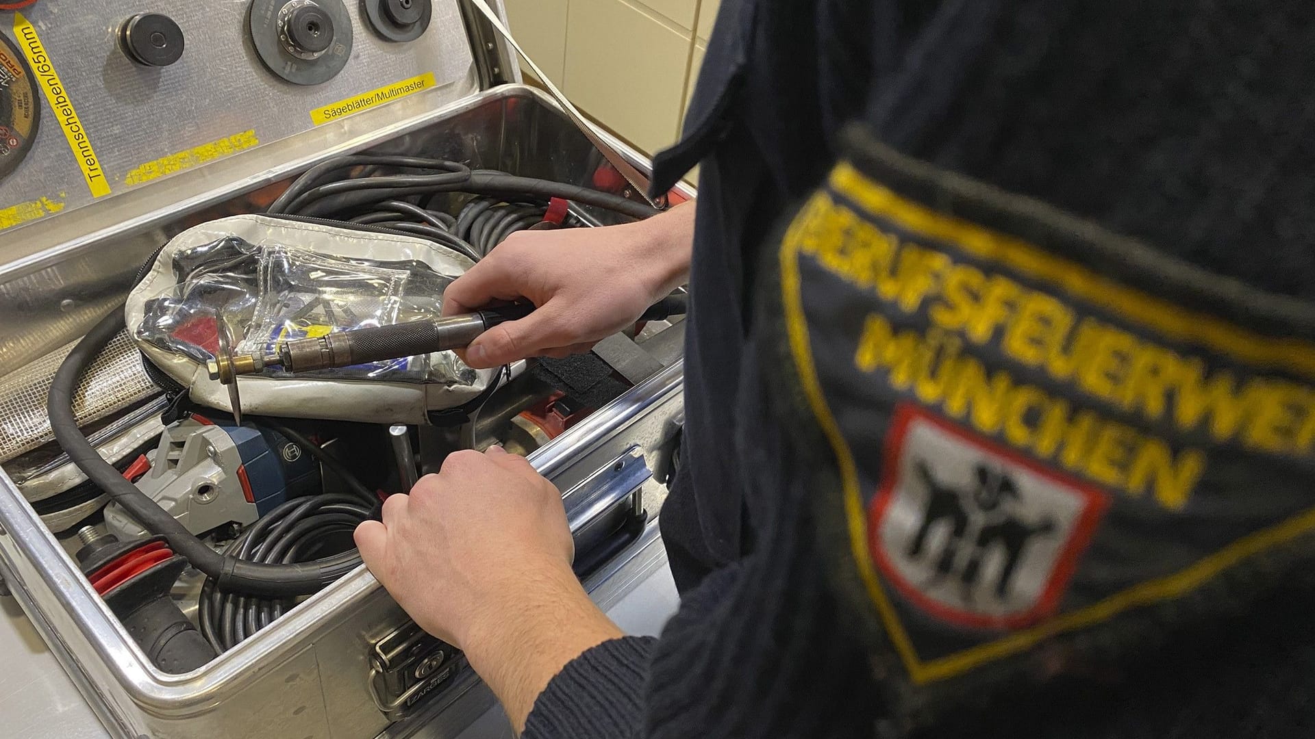 Um die Ringe von den Fingern zu bekommen, musste die Feuerwehr auf Spezialwerkzeug zurückgreifen.