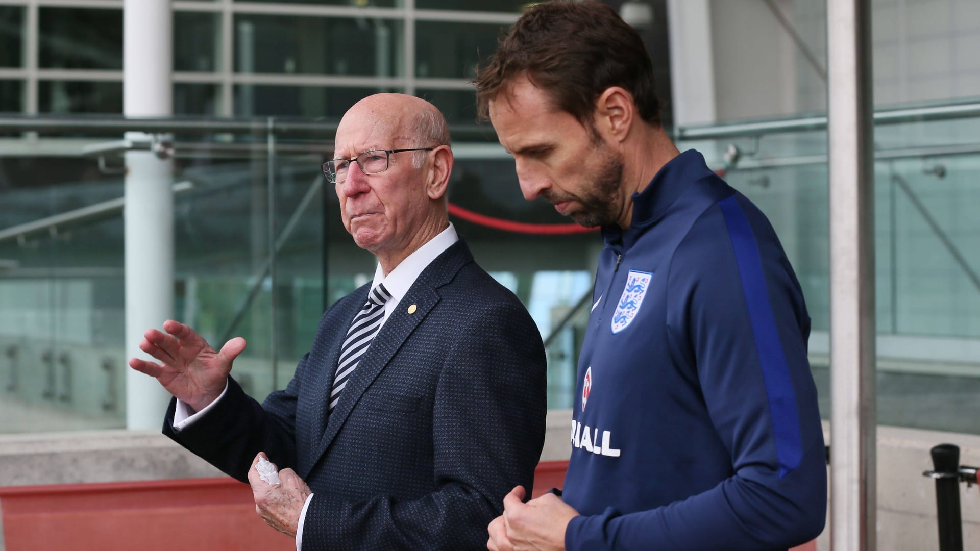 Sir Bobby Charlton im Oktober 2017 neben Gareth Southgate.