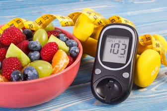 Eine gesunde Ernährung im Kombination mit sportlicher Aktivität und Gewichtsreduktion wirkt sich positiv auf die Blutzuckerwerte aus.